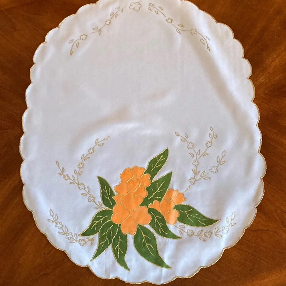 Set of 4 table Topper Oval shape with scalloped gold glitter
